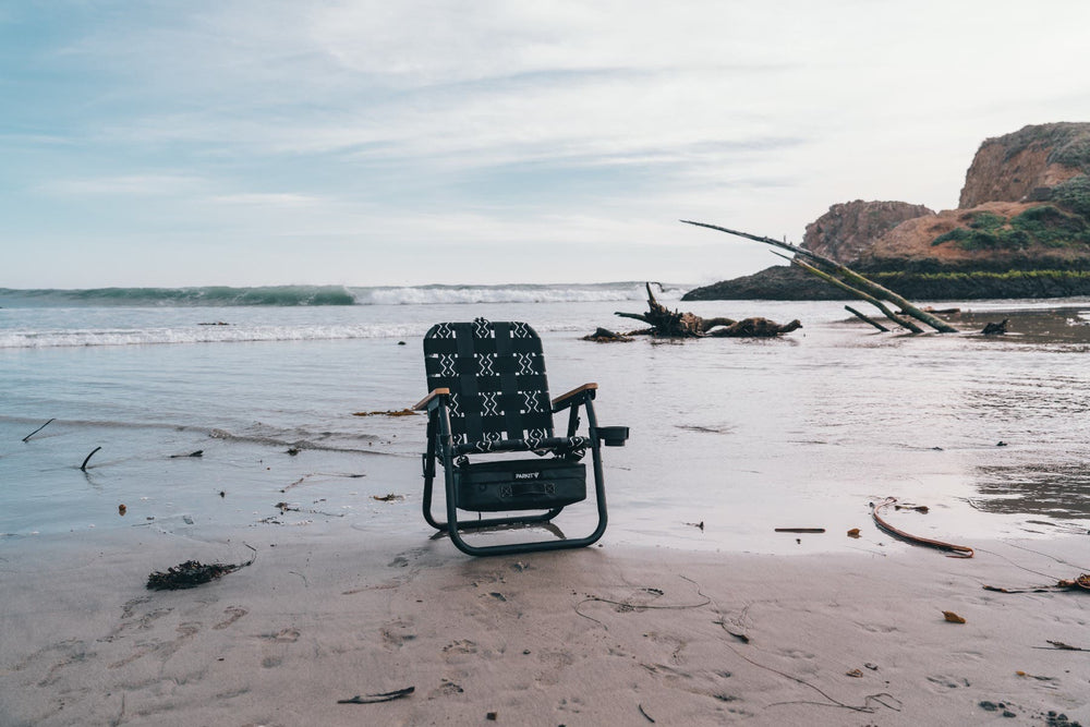 PARKIT Voyager adventure chair on the beach with waves in background